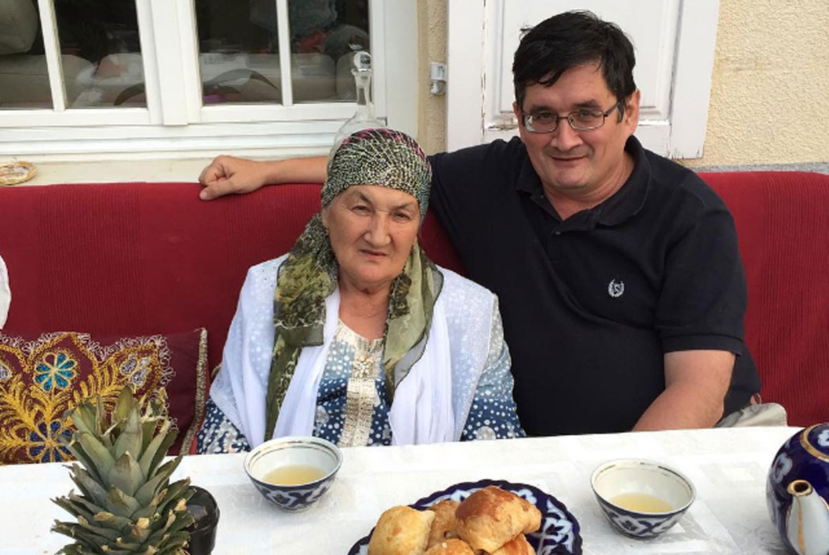 Кудрат Бабаджанов с мамой; фото: семейный архив Бабаджановых
