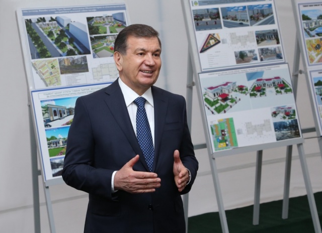 Президент Шавкат Мирзиёев 12 апреля посетил ташкентский Чиланзар; фото: gov.uz