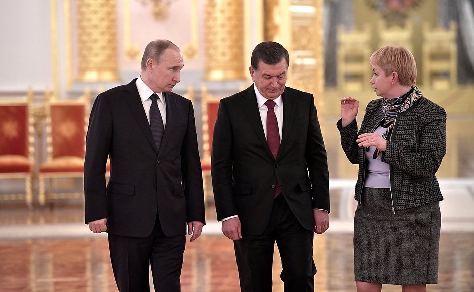 Владимир Путин и Шавкат Мирзиёев во время экскурсии по Кремлевскому дворцу; фото: Kremlin.ru
