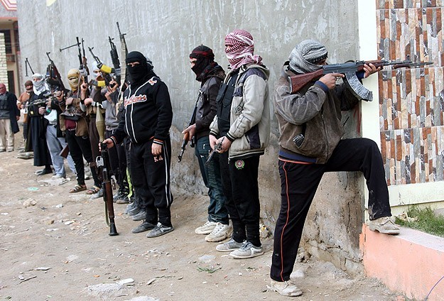 Боевики ИГИЛ зачастую воюют в чем пришли, получив в руки по автомату; Фото: Islam.az
