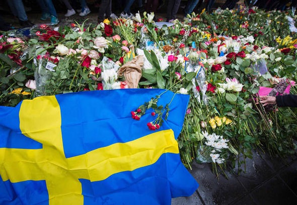Цветы и флаг Швеции на месте трагедии; фото: Aftonbladet