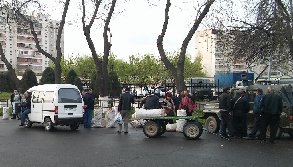 Уличная торговля в Ташкенте; фото: Ц-1