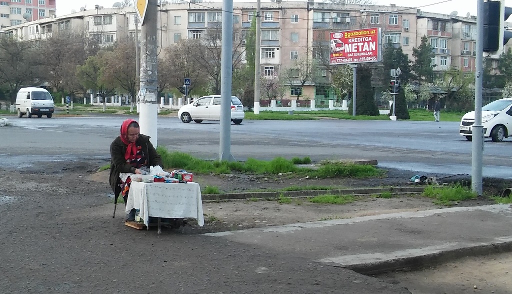 Пенсионерка, торгующая на одной из улиц Ташкента; фото: Ц-1