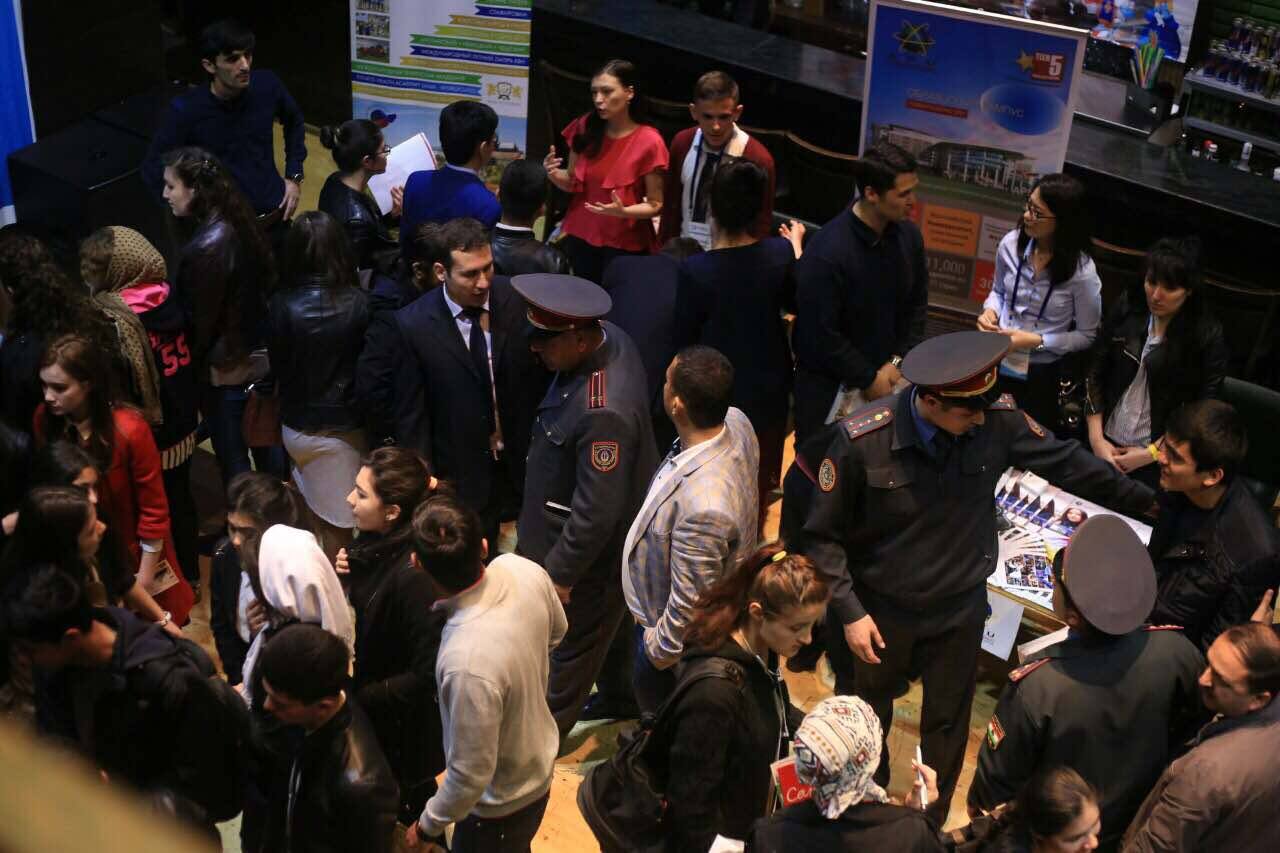 Милиция разгоняет Международную образовательную выставку в Душанбе; фото: Азия-Плюс