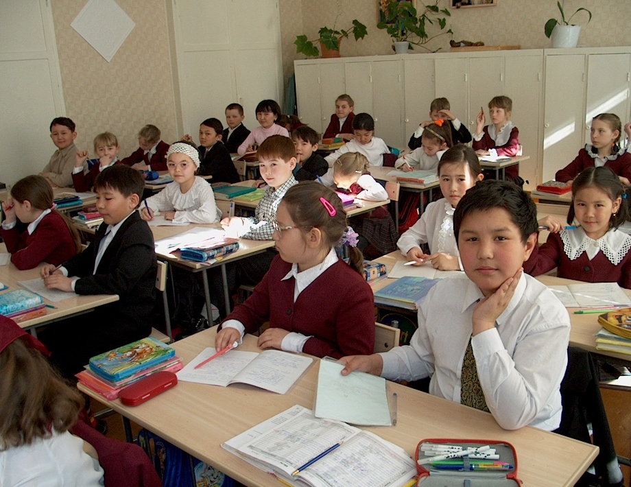 Школьники одной из казахстанских школ; фото: из открытых источников