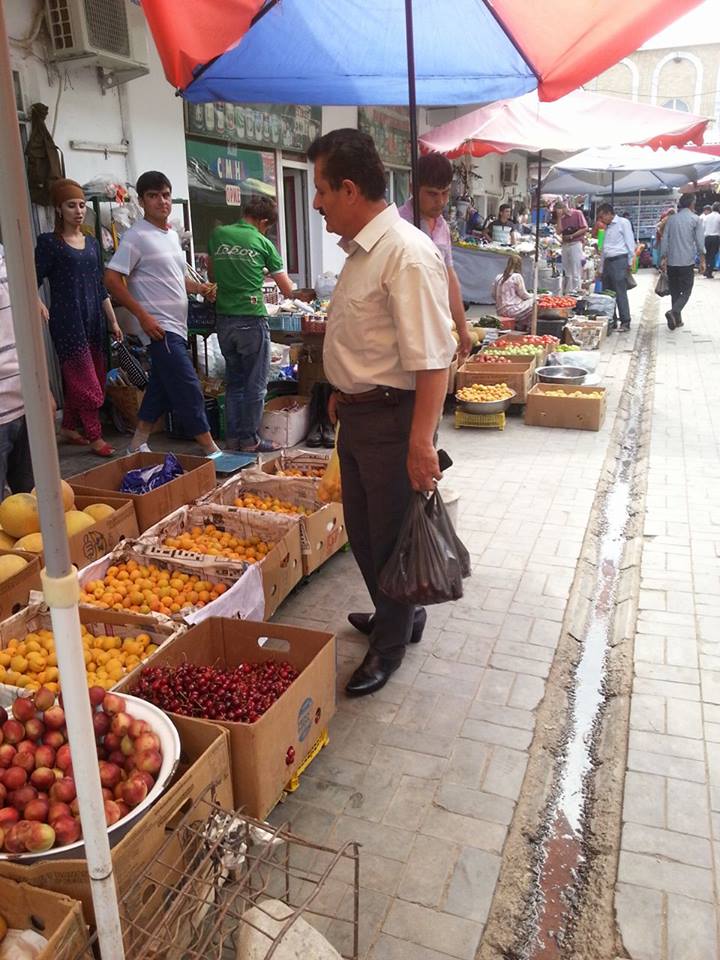 Торговля фруктами на одном из рынков Душанбе; фото: Ц-1