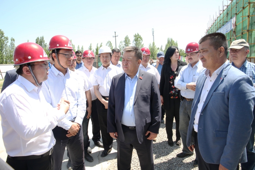 Торага (Председатель - Ред.) парламента Кыргызстана на месте строительства в окружении чиновников из Оша; фото: Ц-1