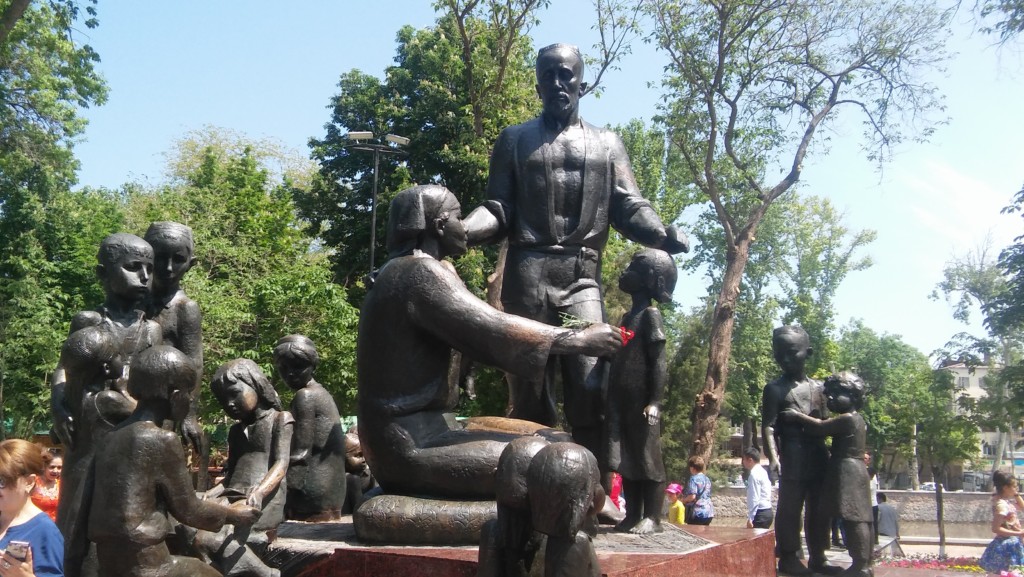 Памятник семье Шамахмудовых в Ташкенте; фото: Ц-1