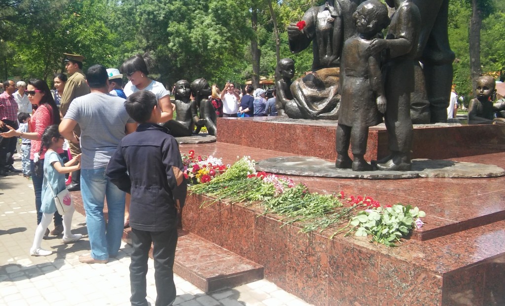 Букеты цветов, принесенные к памятнику ташкентцами; фото: Ц-1