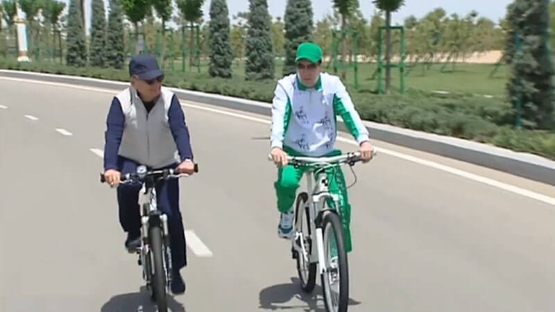 Президенты Узбекистана и Туркменистана катаются на велосипедах; фото: Хроники Туркменистана