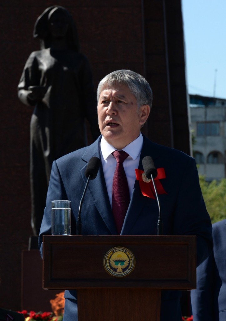 Президент Кыргызстана во время произнесения речи 9 мая в Бишкеке; фото: пресс-служба президента Кыргызстана