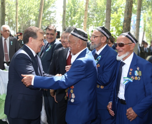 Шавкат Мирзиёев во время встречи с ветеранами; фото: Ц-1