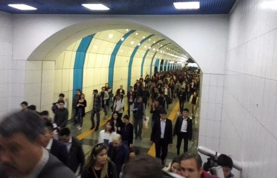 Эвакуация метро в Алматы 24 апреля; фото: открытый источник