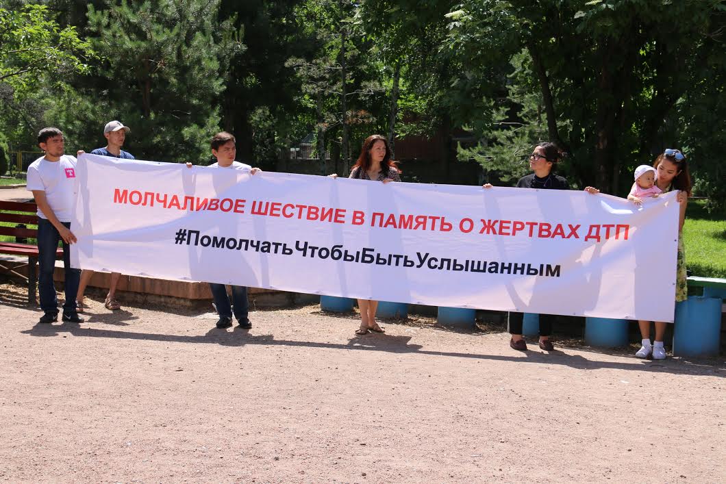 Флешмоб в Бишкеке за вождение по правилам; фото: участников акции 