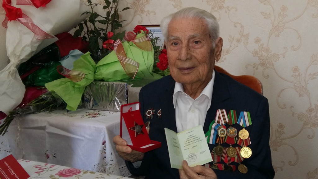 Гамик Закиев 1 мая 2017 года с орденом Красной Звезды за подвиг 1944 года; фото: Ц-1