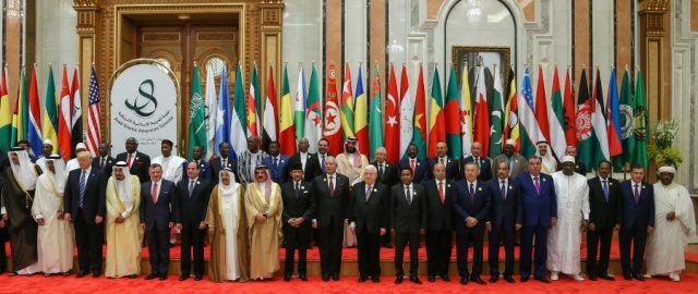 На саммите в Эр-Рияде лидеры арабо-мусульманских стран и США; фото: gov.uz