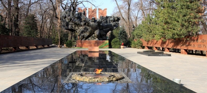 Монумент славы в Алматы; фото: открытый источник