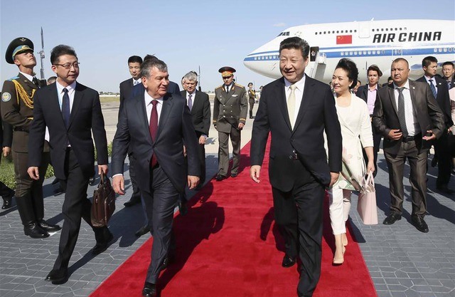 Си Цзиньпин во время визита в Узбекистан в 2013 году; фото: news.cn 