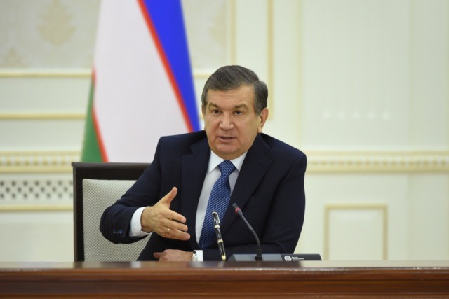 Президент Узбекистана Шавкат Мирзиёев во время совещания; фото: uza.uz