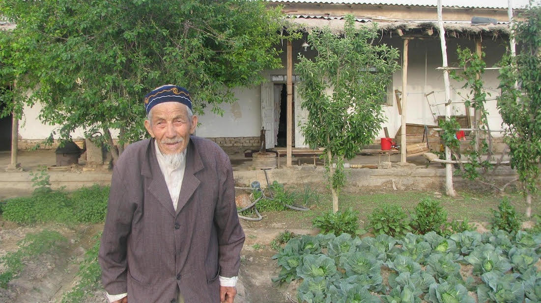94-летнтий отец журналиста Абдураим Абдурахманов просит освободить его сына; семейный архив