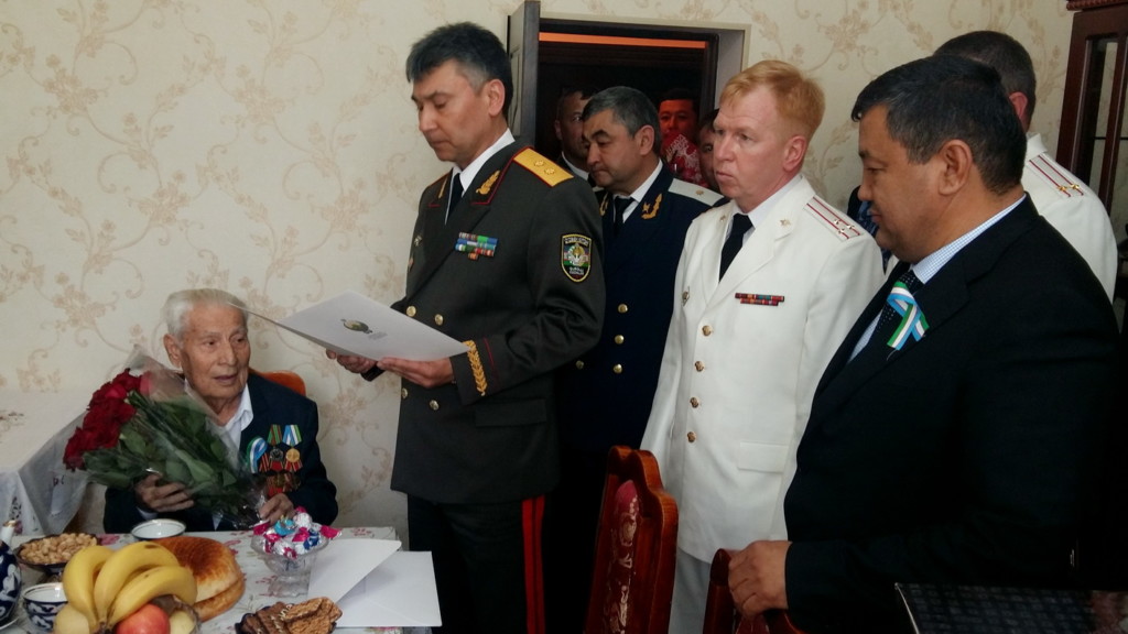 Генерал-лейтенант Ташматов зачитал поздравление президента РУз; фото: Ц-1