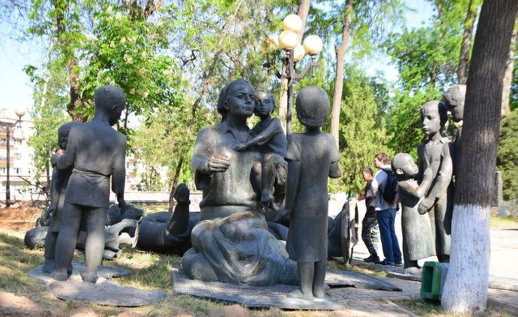 Памятник семье Шамахмудовых в Ташкенте; фото: Фейсбук