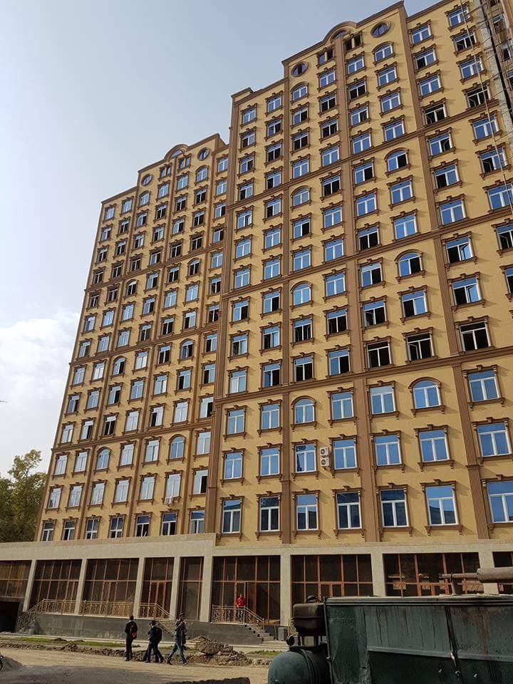 Одна из замерших новостроек в центре Душанбе - на проспекте Рудаки; фото: Ц-1