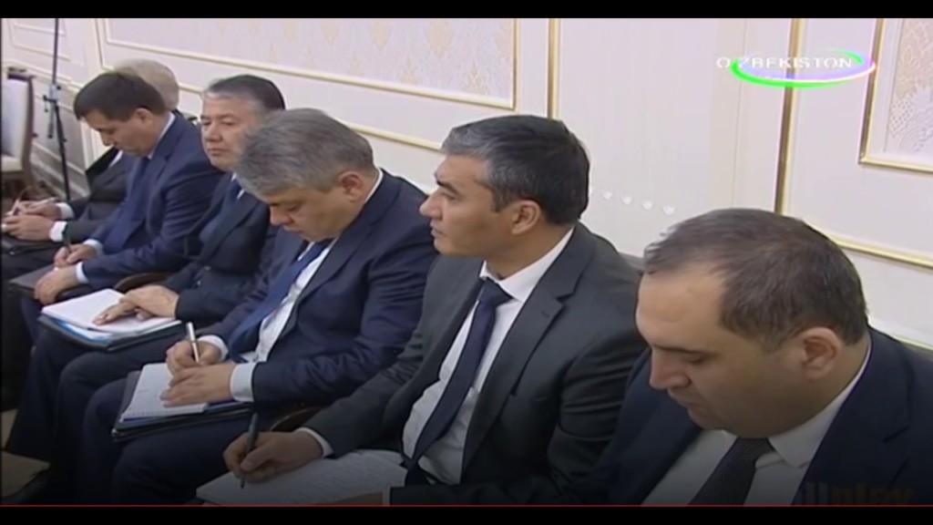 Узбекские чиновники во время совещания; кадр из программы Ахборот государственного телевидения