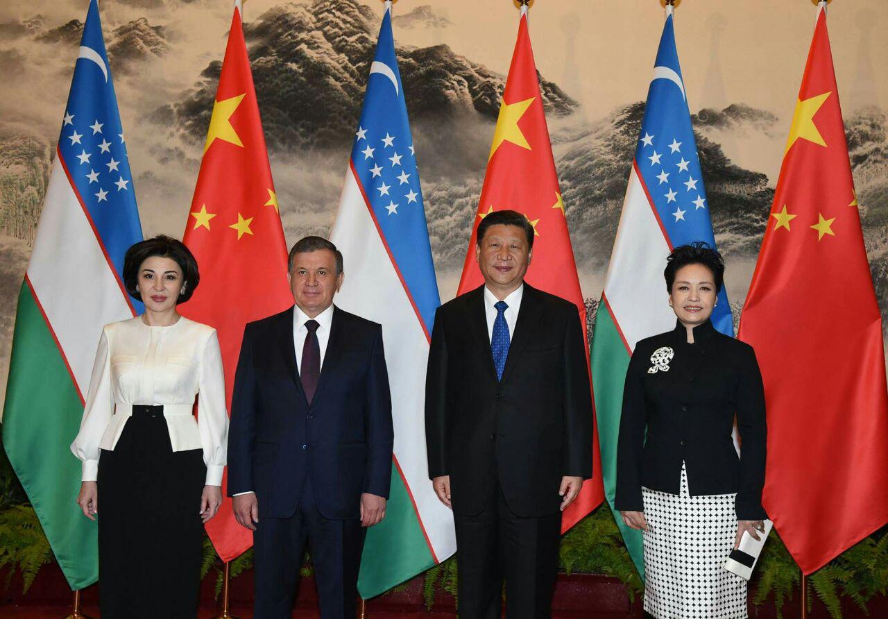 Главы Узбекистана и Китая с супругами; фото: страничка Шавката Мирзиёева в Фейсбуке