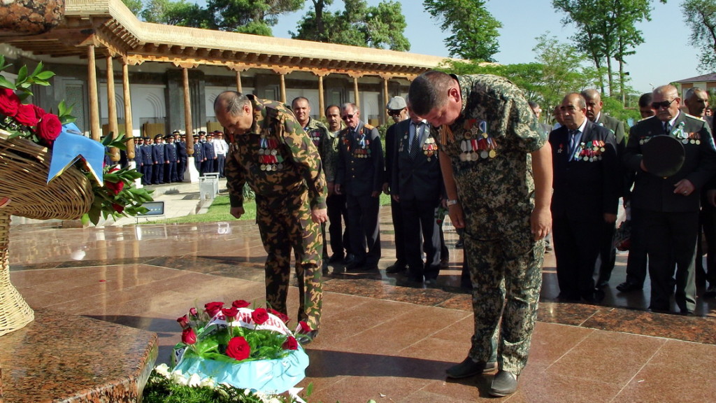 Воины-интернационалисты возлагают цветы к монументу Скорбящей матери; фото: Ц-1