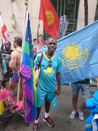 Участник гей-парада в Нью-Йорке с флагом Казахстана; фото: RUSA LGBT