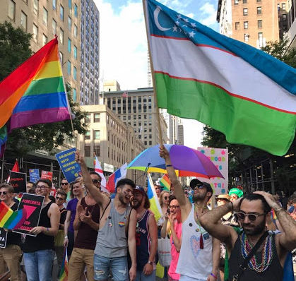 Участник гей-парада в Нью-Йорке несет флаг Узбекистана; фото: Rusa lgbt