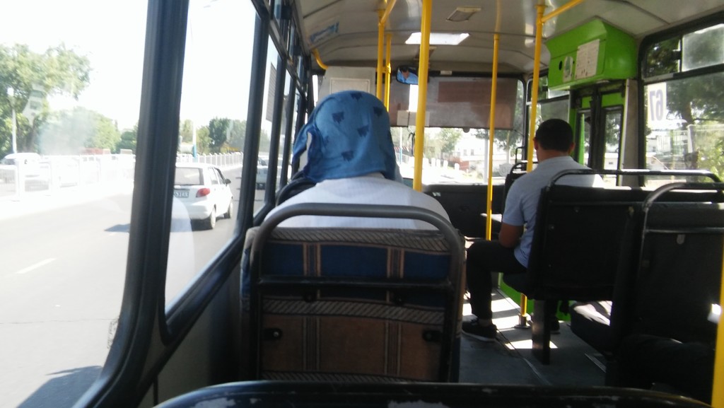 Пассажиры в ташкентском автобусе; фото: Ц-1