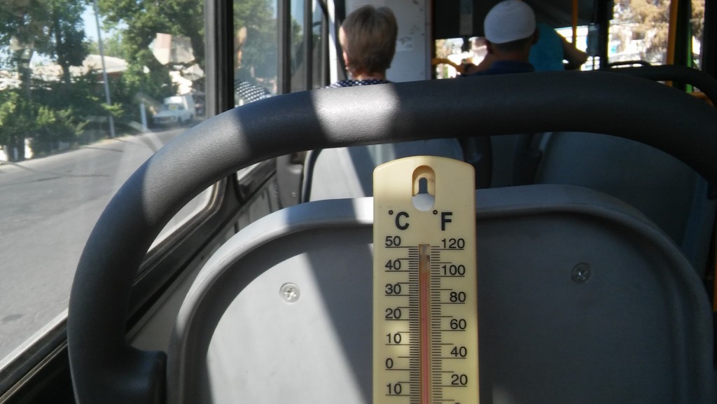 Температура воздуха в утреннем ташкентском автобусе - около сорока градусов Цельсия; фото: Ц-1
