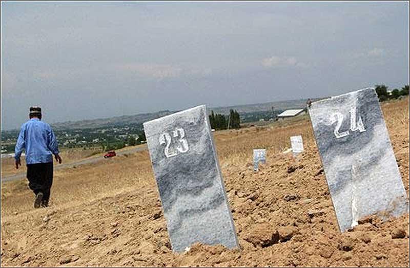 Безымянные могилы в Андижане после событий 13 мая 2005 года...