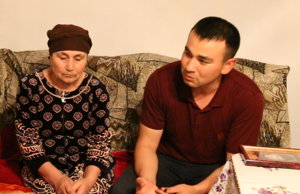 Агзам Душеналиев с матерью Захидой; фото: Ц-1
