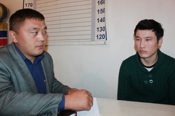 Эксперт Центра по предупреждению пыток в Ошской области Марс Сансызбаев (слева) и Улан Самат уулу (справа); фото: golos.kg