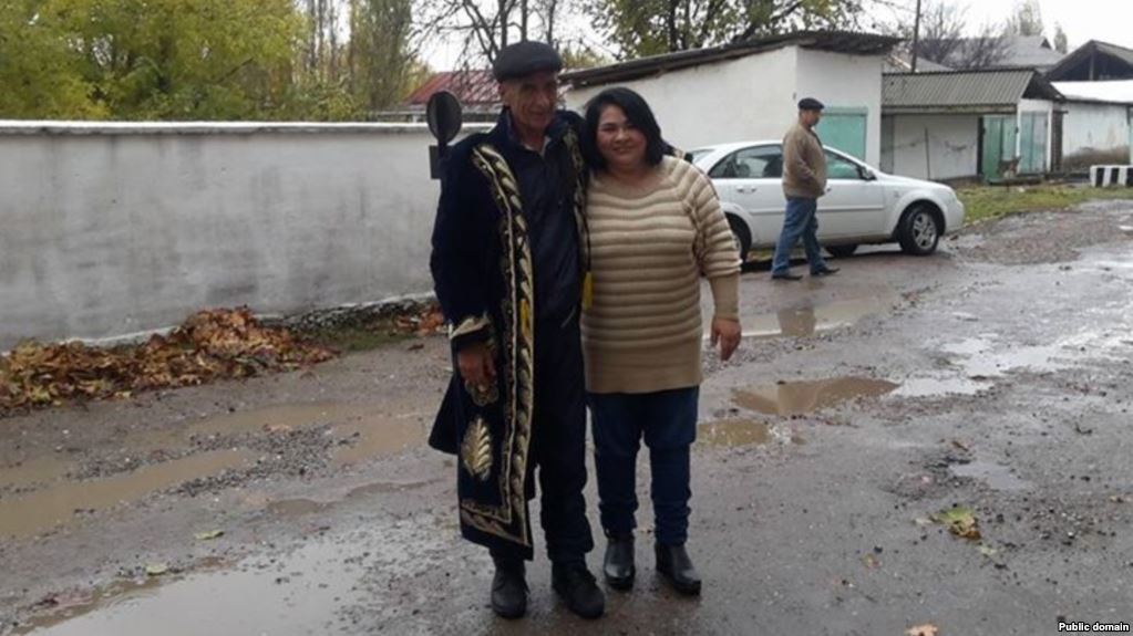 Мурад Джурав после освобождения с правозащитницей Василей Иноятовой; фото: "Эзгулик"