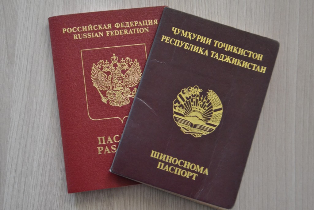 Второе гражданство у таджикских чиновников - чаще всего российское; фото: Азия-плюс