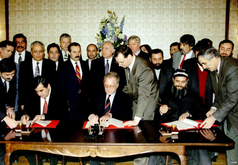 Саид Абдулла Нури и Эмомали Рахмон подписывают мирное соглашение 27 июня 1997 года; фото: AFP