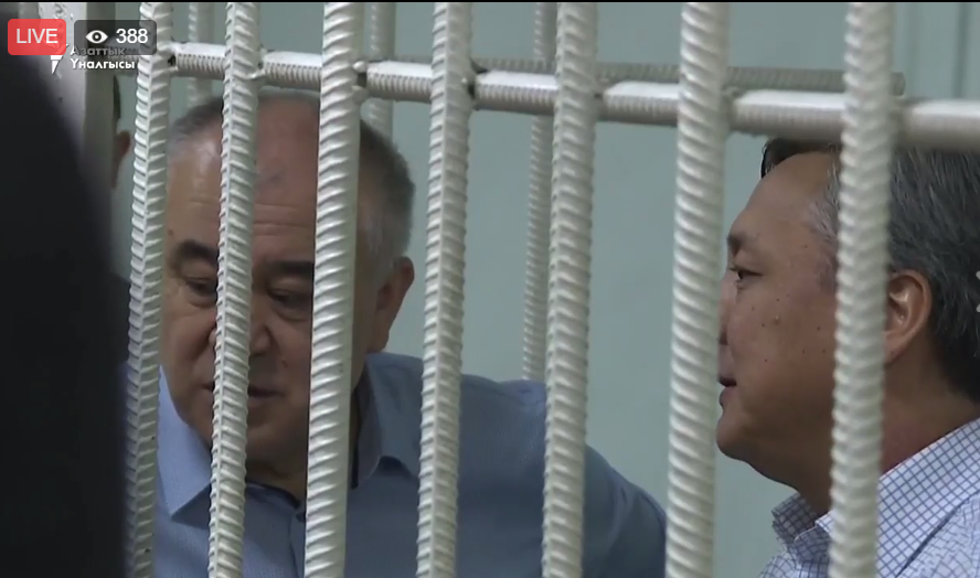 Омурбек Текебаев и Дуйшонкул Чотонов в зале суда 5 июня 2017 года; скриншот