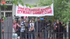 Пикет сторонников Текебаева за стенами суда; скриншот