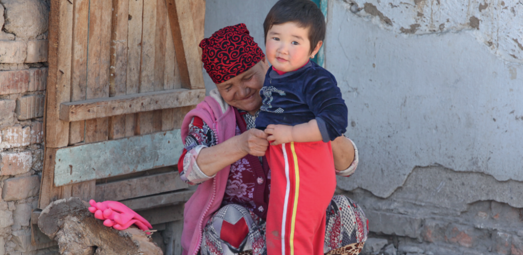 Бабушка и внучка - кайрылманки; фото: Доклад омбудсмена Кыргызстана