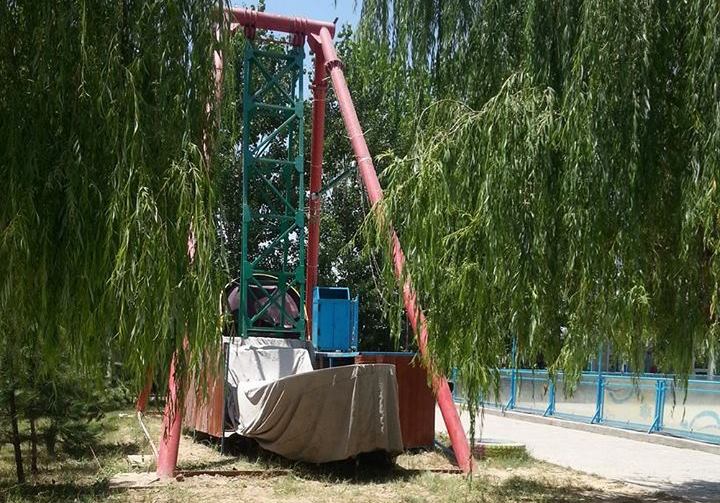 Сломанный аттракцион "Лодка" в душанбинском Парке Государственного герба; фото: Ц-1