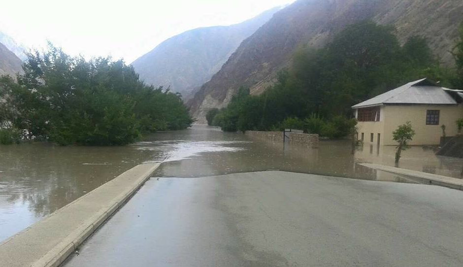 Трасса Душанбе-Хорог, участок которой был подтоплен; фото: Каноат Эдгори