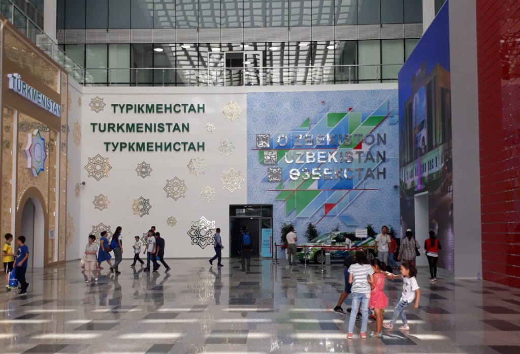 Павильоны Туркменистана и Узбекистана на ЭКСПО в Астане; фото: Ц-1