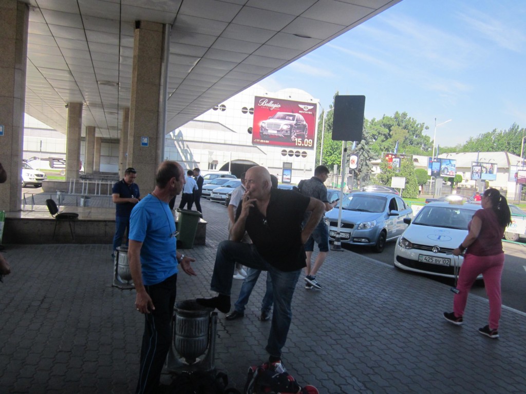 Курильщикам в аэропорту Алматы выделили место, но при прилете никаких сообщений о нем нет; фото: Ц-1