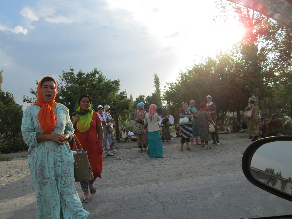 Женщины ждут найма на работу в Коканде; фото: Ц-1