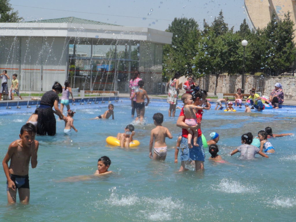 Ташкент: купание в фонтанах в летнюю жару; фото: Ц-1