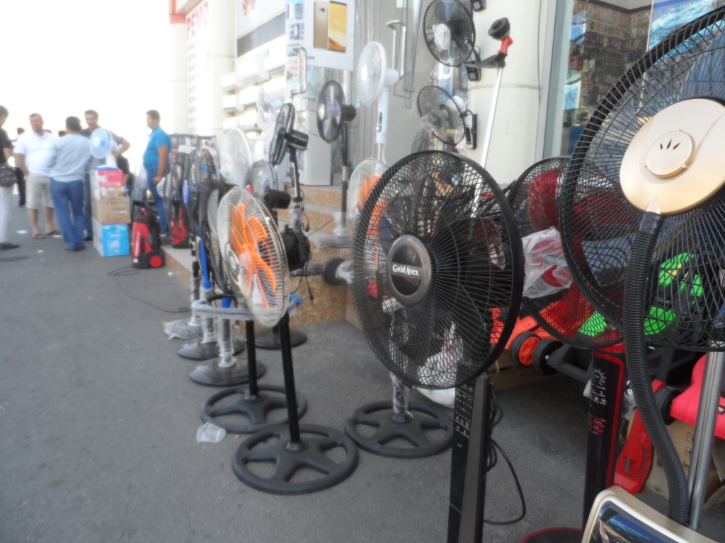 Вентиляторы - популярный товар в июльскую жару в Ташкенте; фото: Ц-1